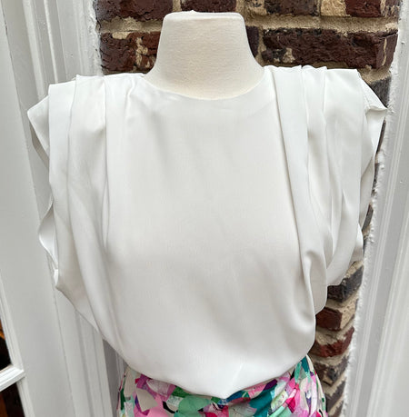 ElvieWhite blouse with pleated shoulders
Made in Spain
We recommend checking the sizing chart before ordering
Check size chart for measurementsBlouseEs It for UsElvie