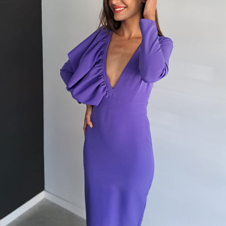 SusanLong sleeved midi dress comes with a ruffle over one shoulder and a plunging neckline.
Made in Spain
Check size chart for measurements. Runs small

DressEs It for UsSusan